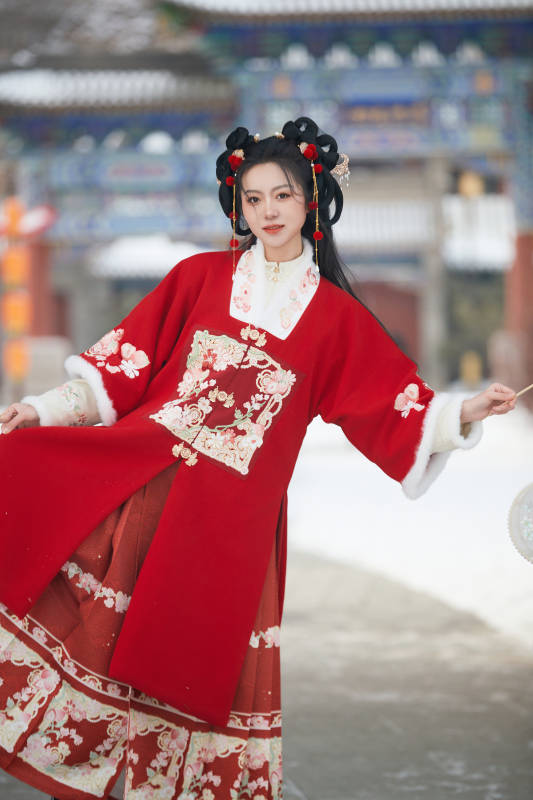 雪天户外身穿中式红色汉服的亚洲少女图片
