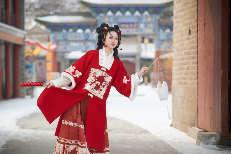 雪天户外身穿中式红色汉服的亚洲少女图片