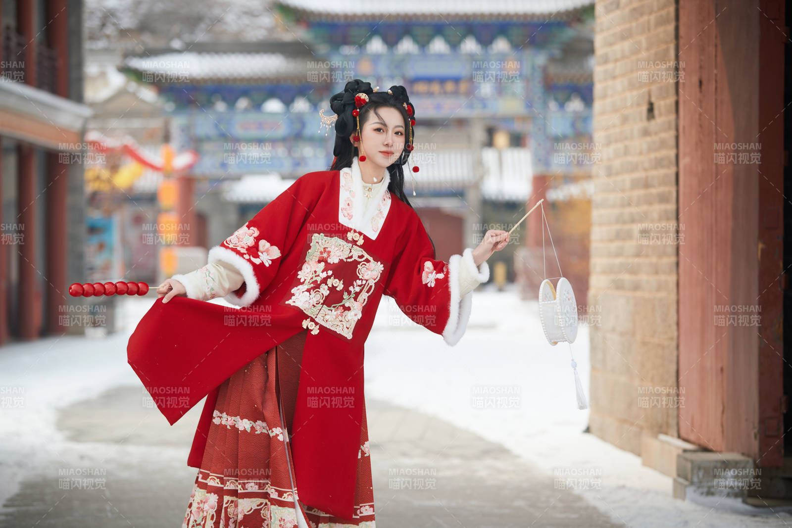 雪天户外身穿中式红色汉服的亚洲少女图片