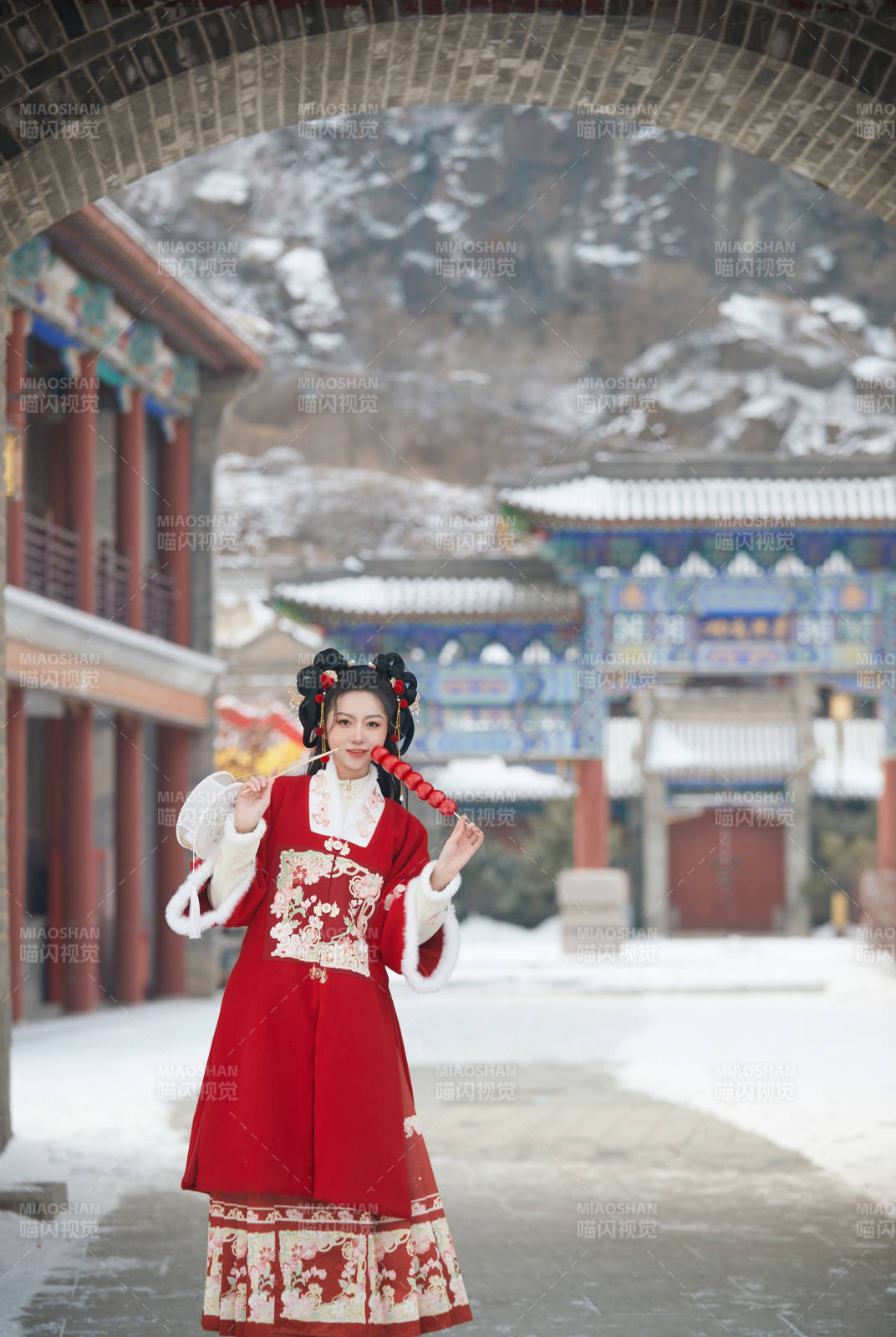 雪天户外身穿中式红色汉服的亚洲少女图片