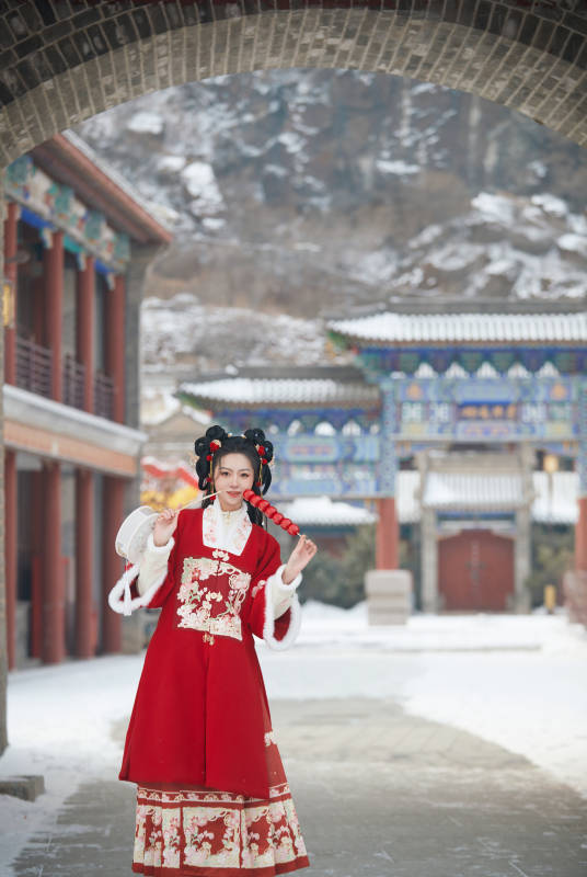 雪天户外身穿中式红色汉服的亚洲少女图片