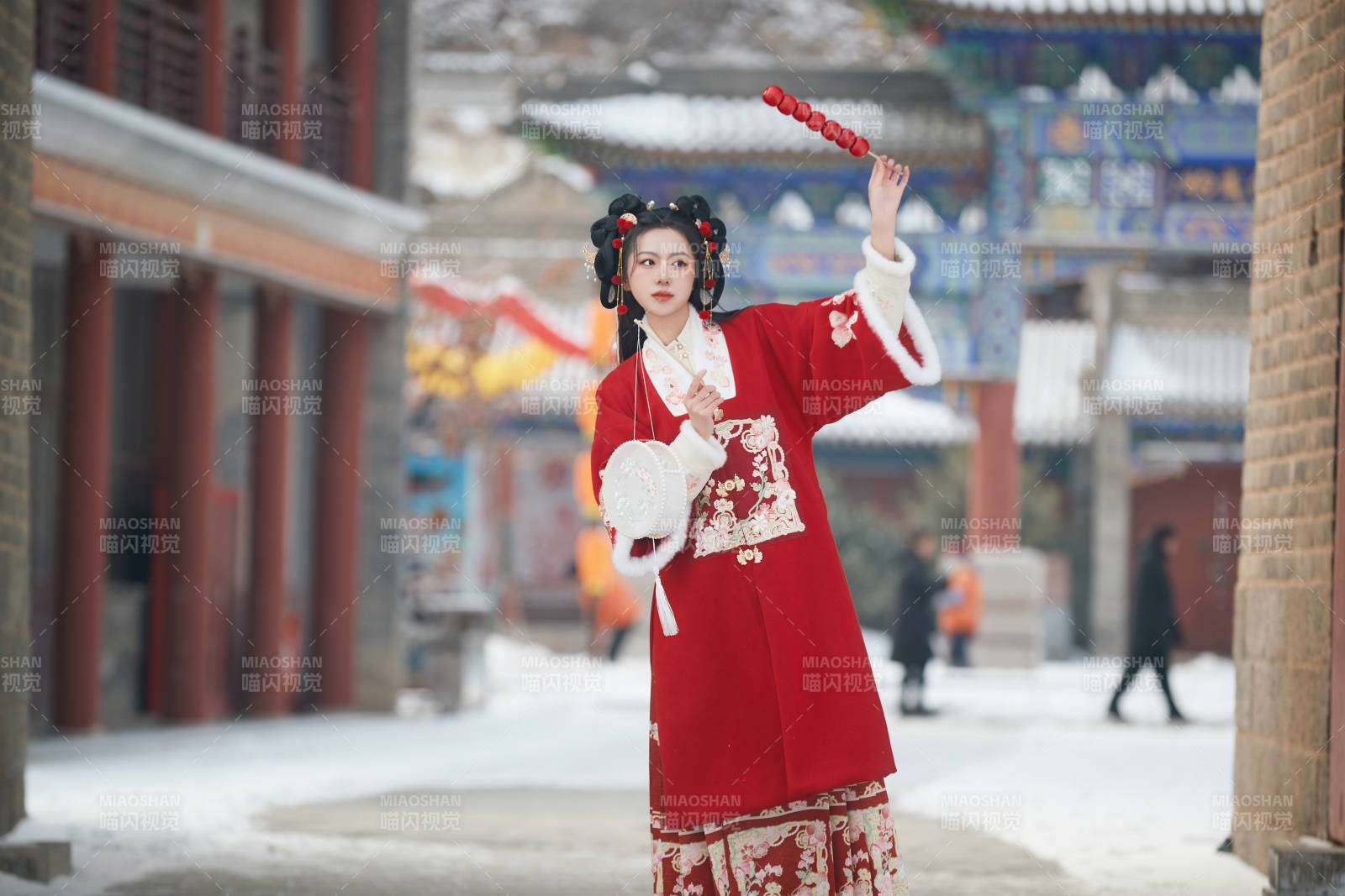 雪天户外身穿中式红色汉服的亚洲少女图片