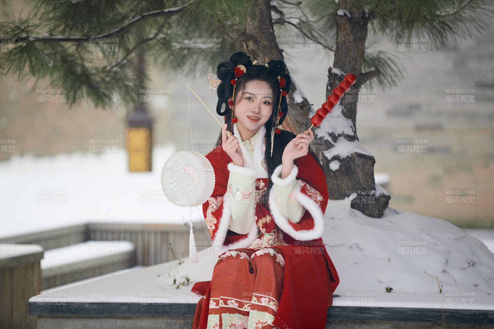 雪天户外身穿中式红色汉服的亚洲少女图片