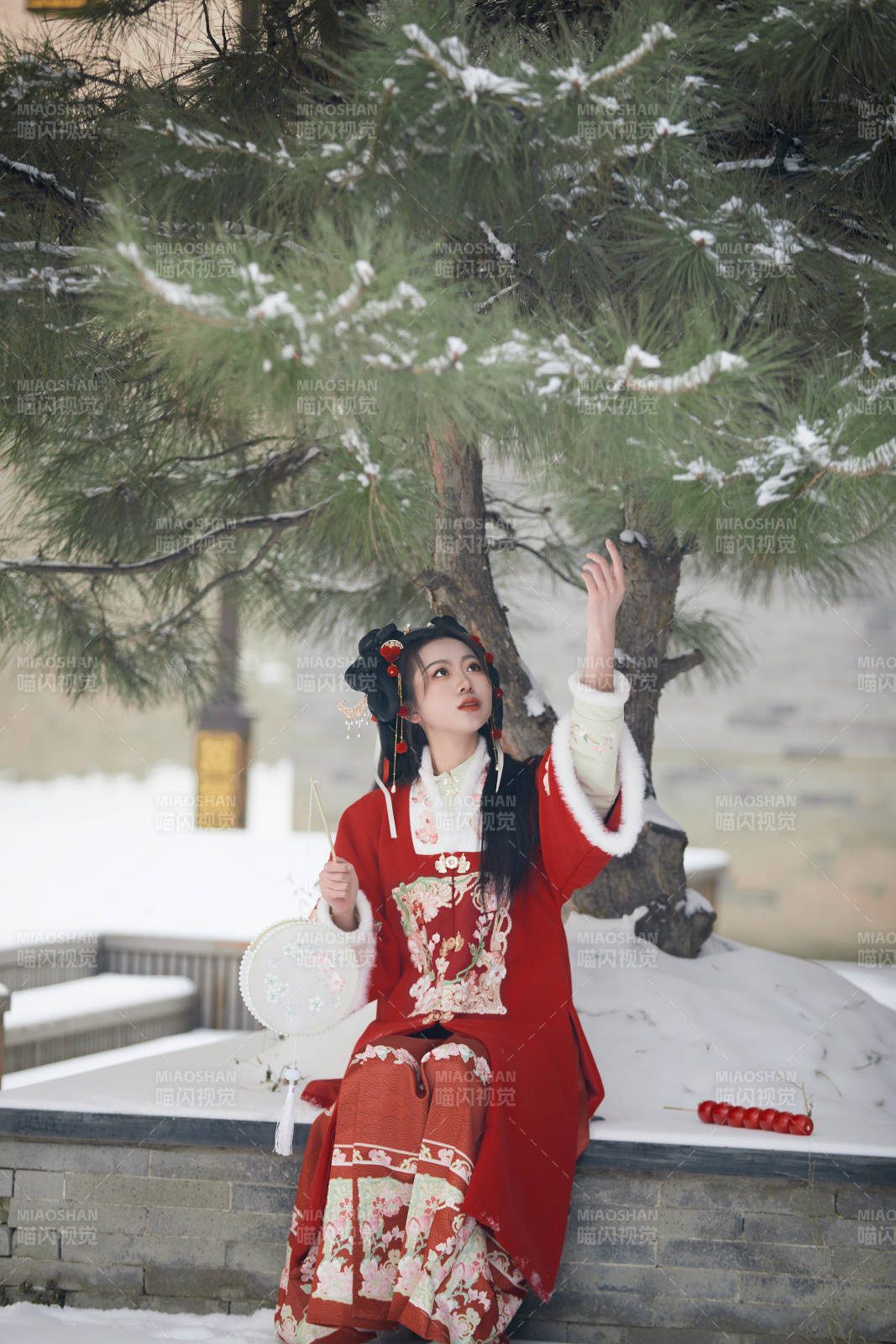 雪天户外身穿中式红色汉服的亚洲少女图片