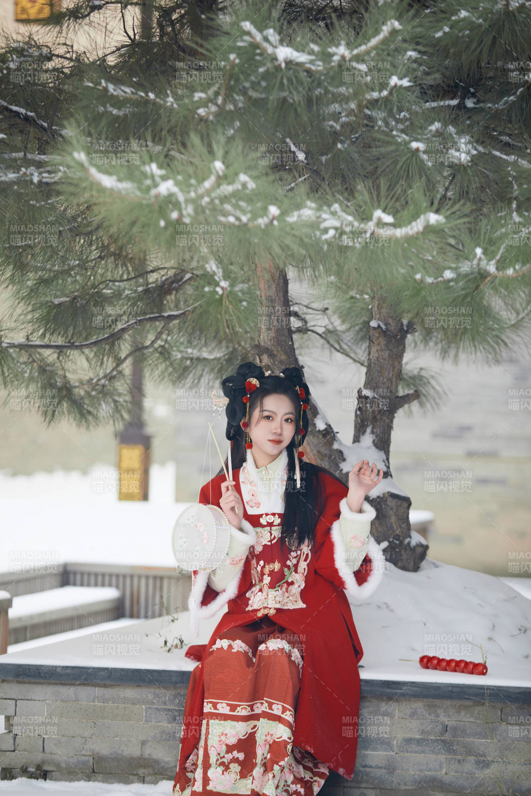 雪天户外身穿中式红色汉服的亚洲少女图片