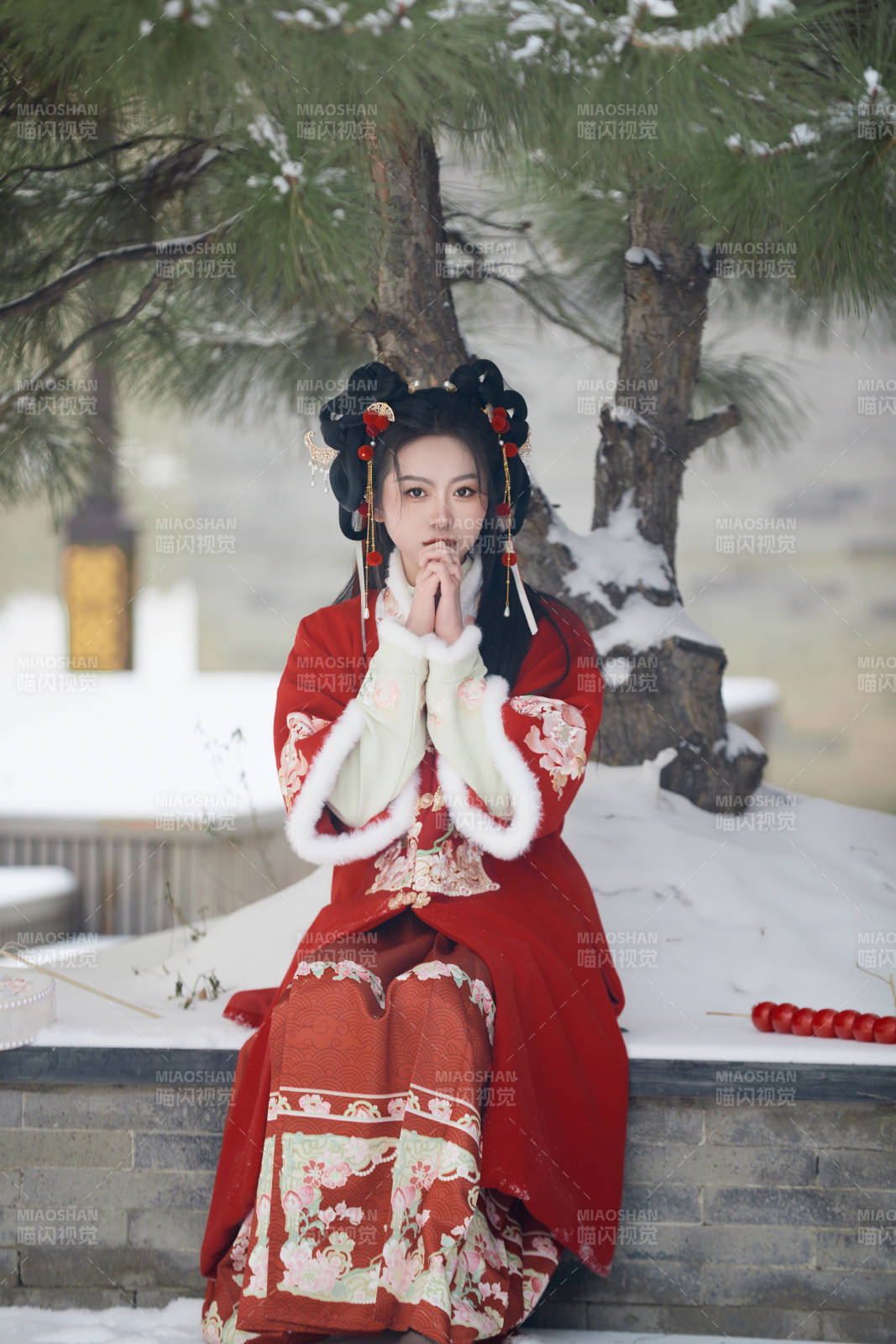雪天户外身穿中式红色汉服的亚洲少女图片