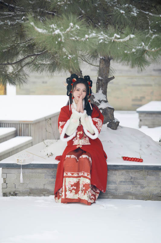 雪天户外身穿中式红色汉服的亚洲少女图片