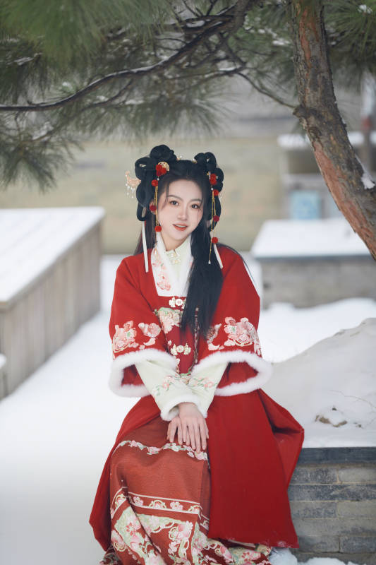 雪天户外身穿中式红色汉服的亚洲少女图片
