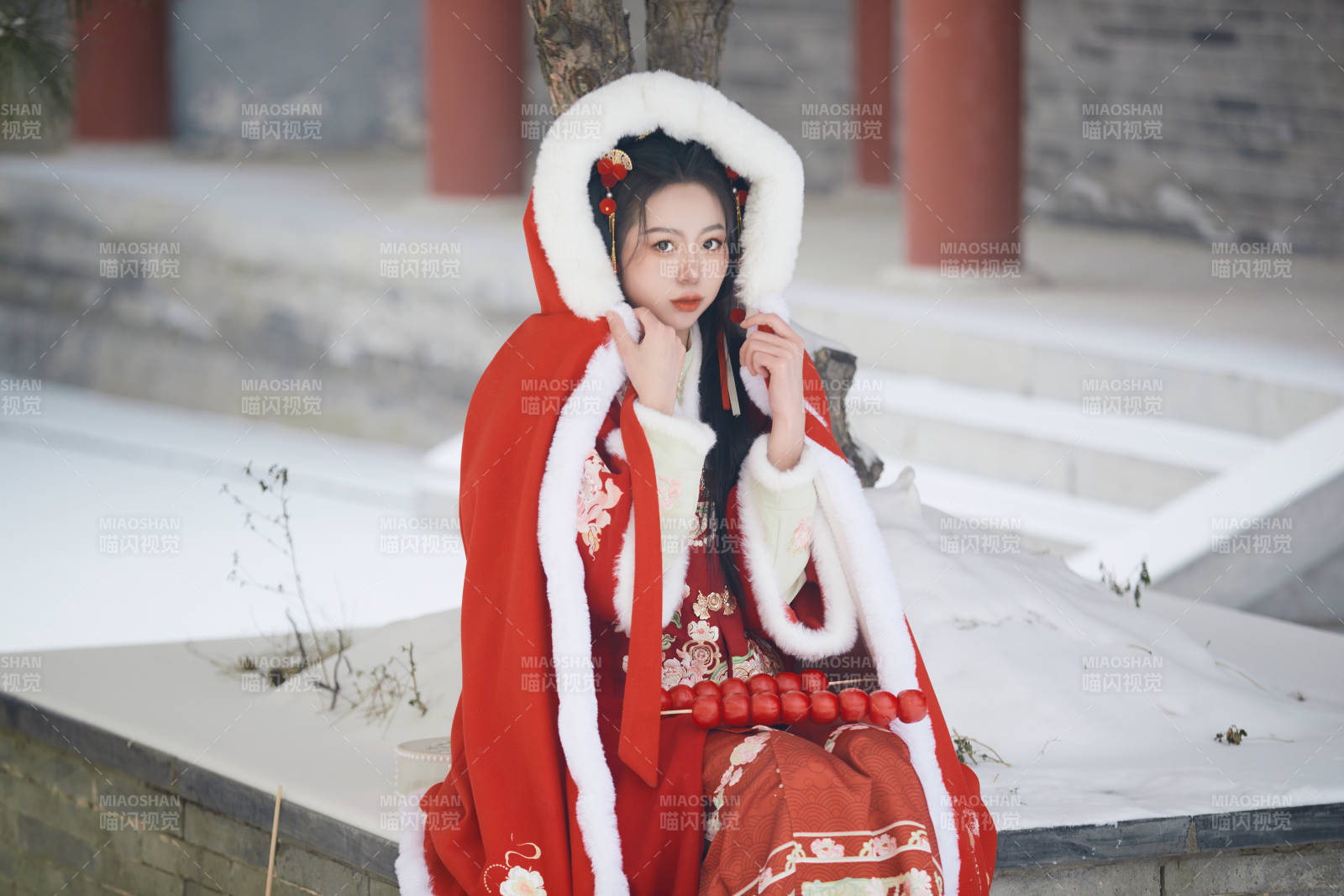 雪天户外身穿中式红色汉服的亚洲少女图片