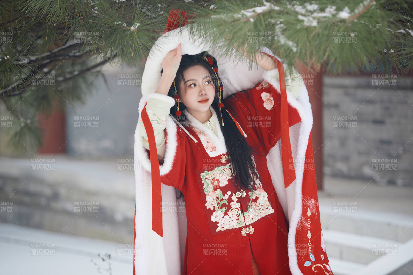 雪天户外身穿中式红色汉服的亚洲少女图片