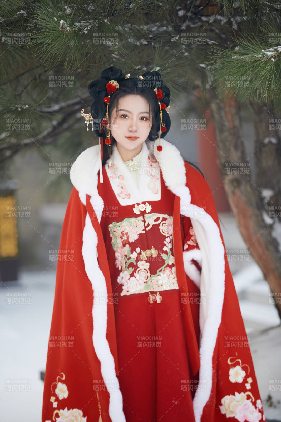 雪天户外身穿中式红色汉服的亚洲少女图片