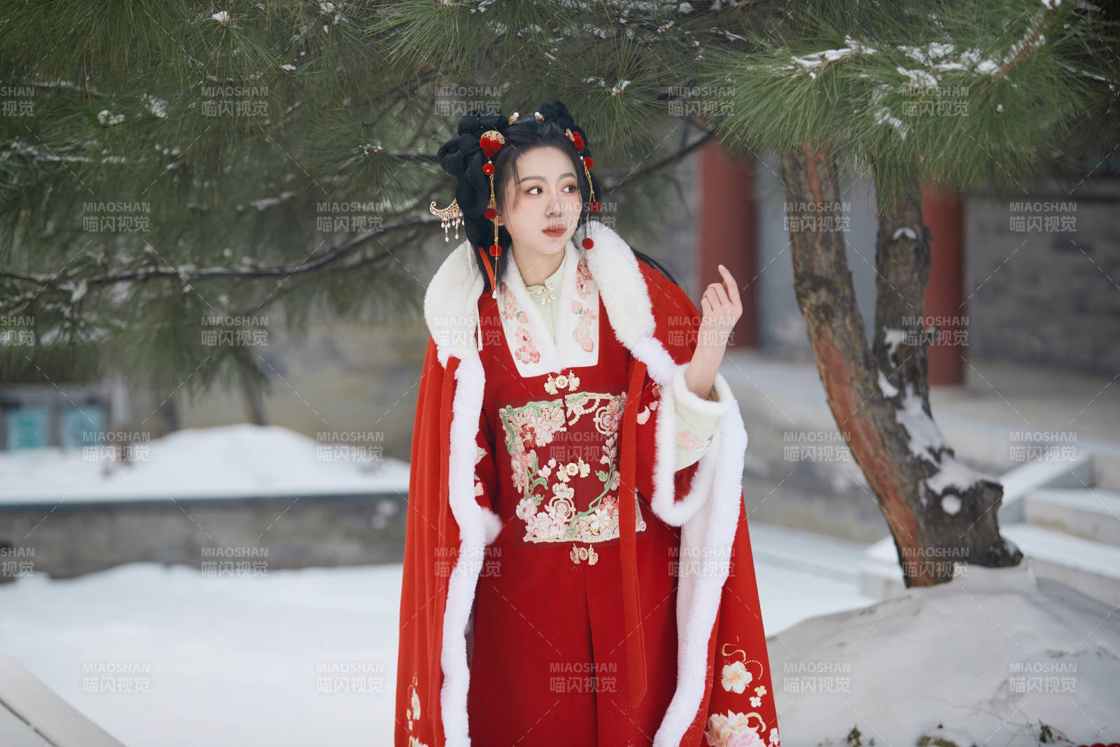 雪天户外身穿中式红色汉服的亚洲少女图片