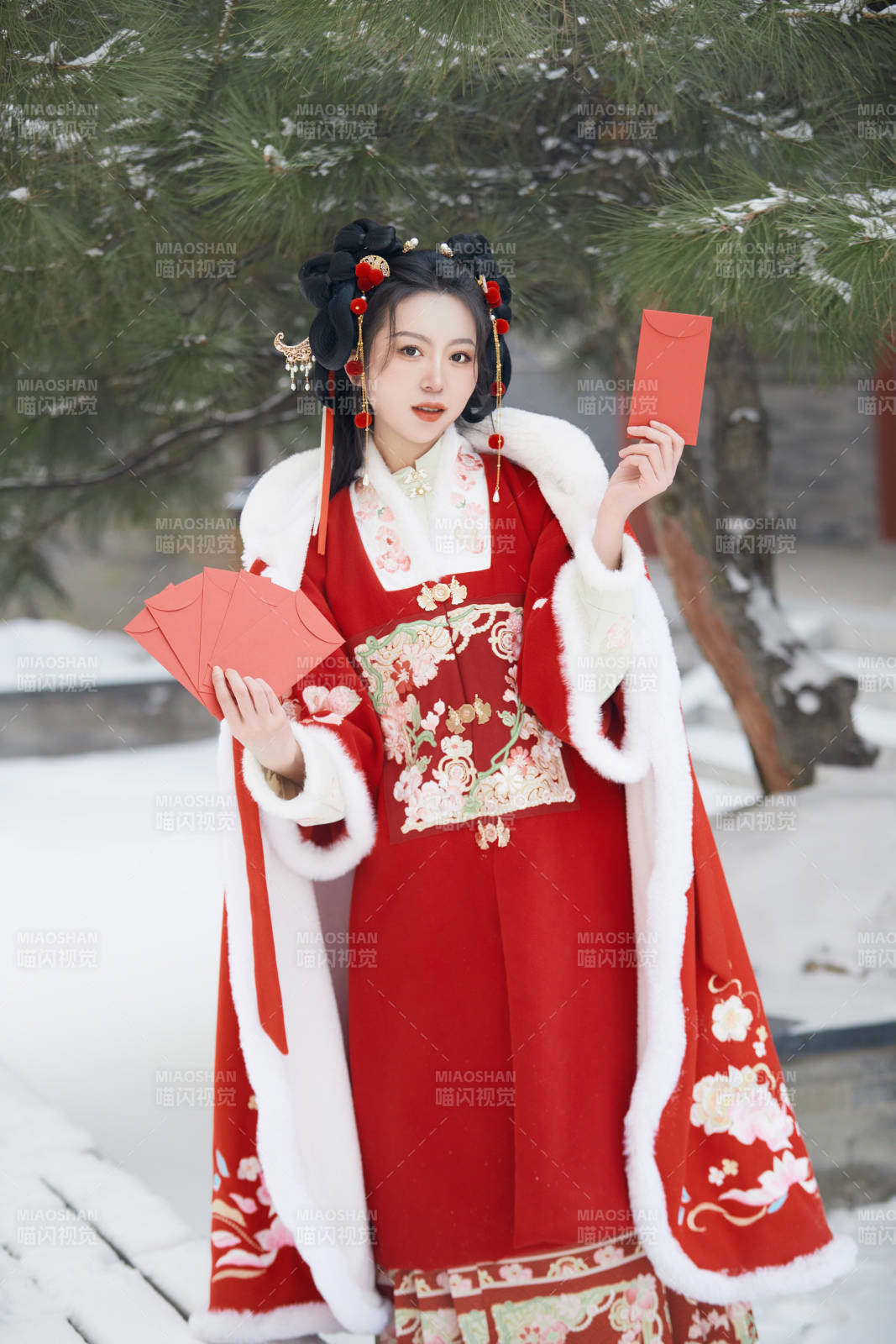 雪天户外身穿中式红色汉服的亚洲少女图片