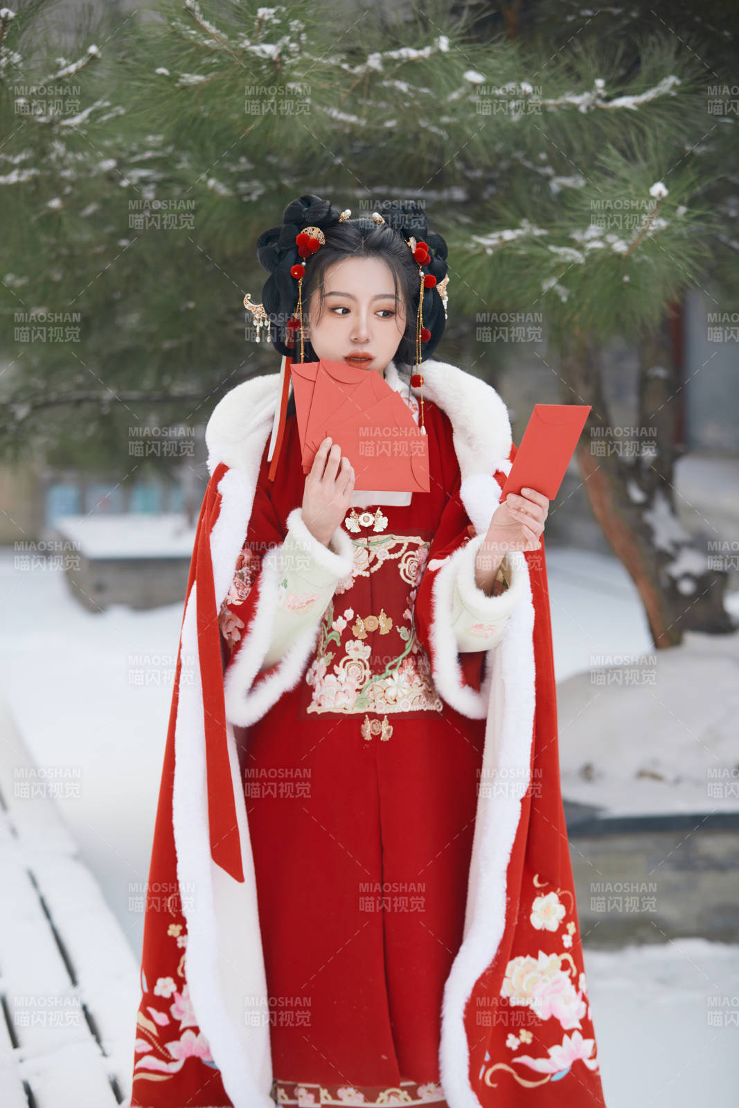 雪天户外身穿中式红色汉服的亚洲少女图片