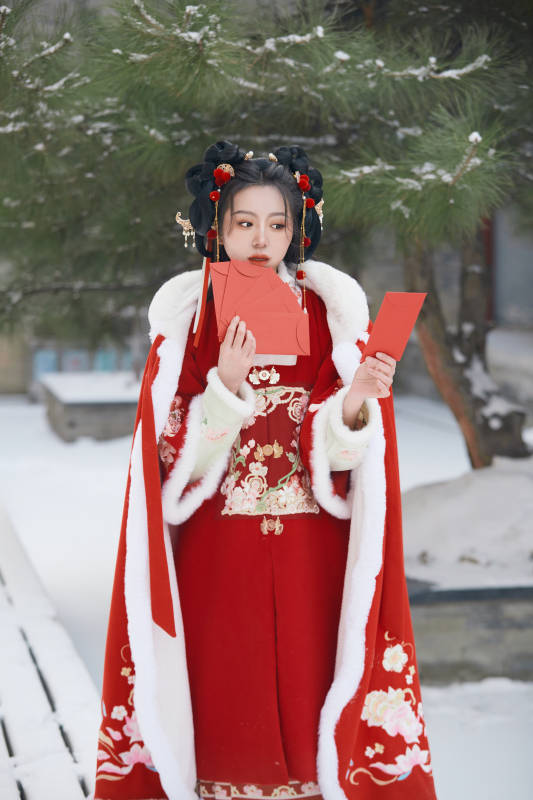 雪天户外身穿中式红色汉服的亚洲少女图片