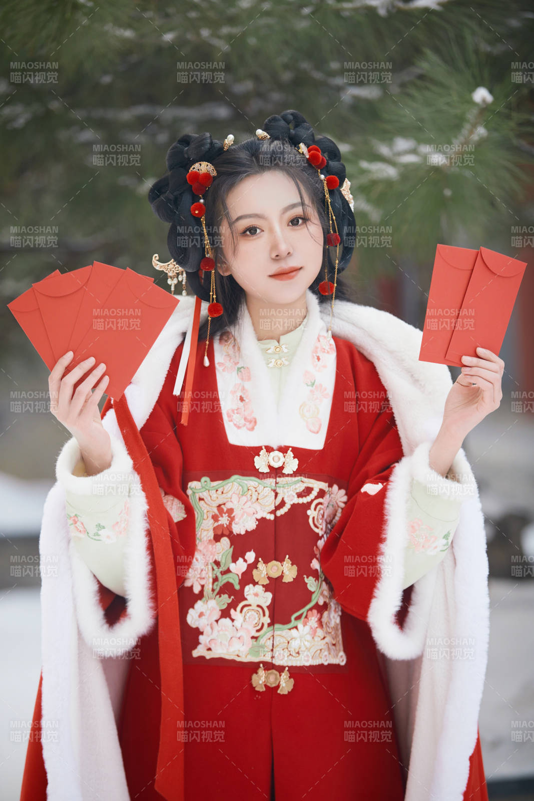 雪天户外身穿中式红色汉服的亚洲少女图片