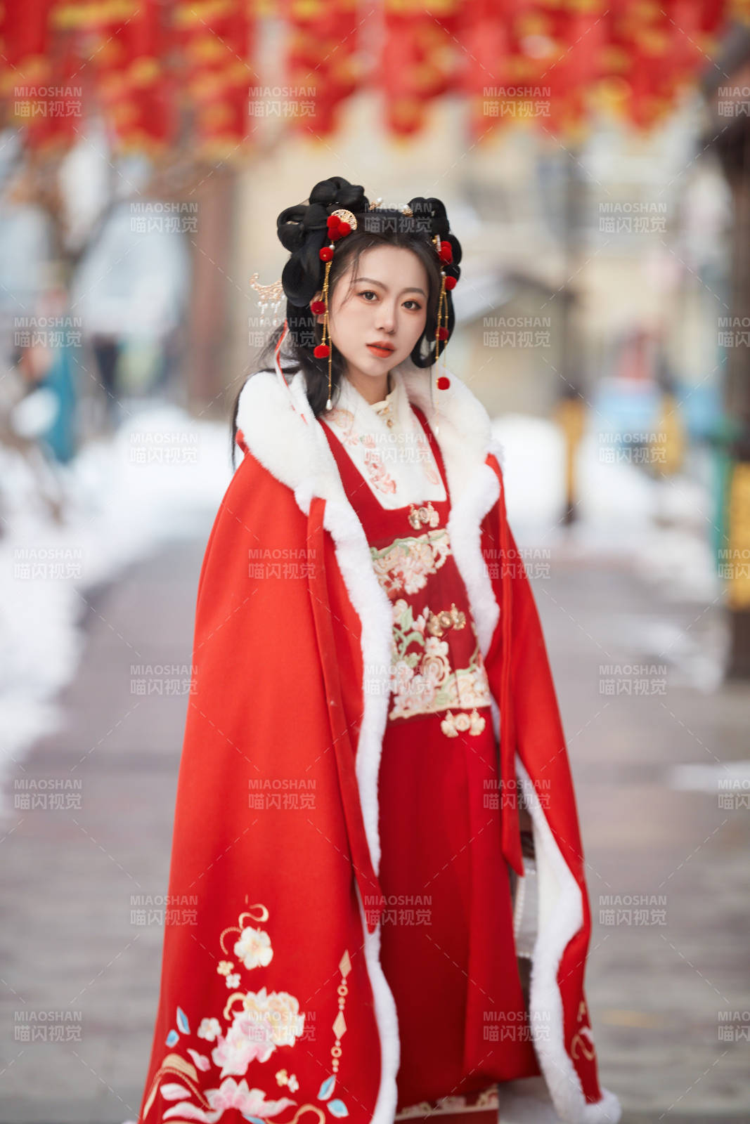 雪天户外身穿中式红色汉服的亚洲少女图片