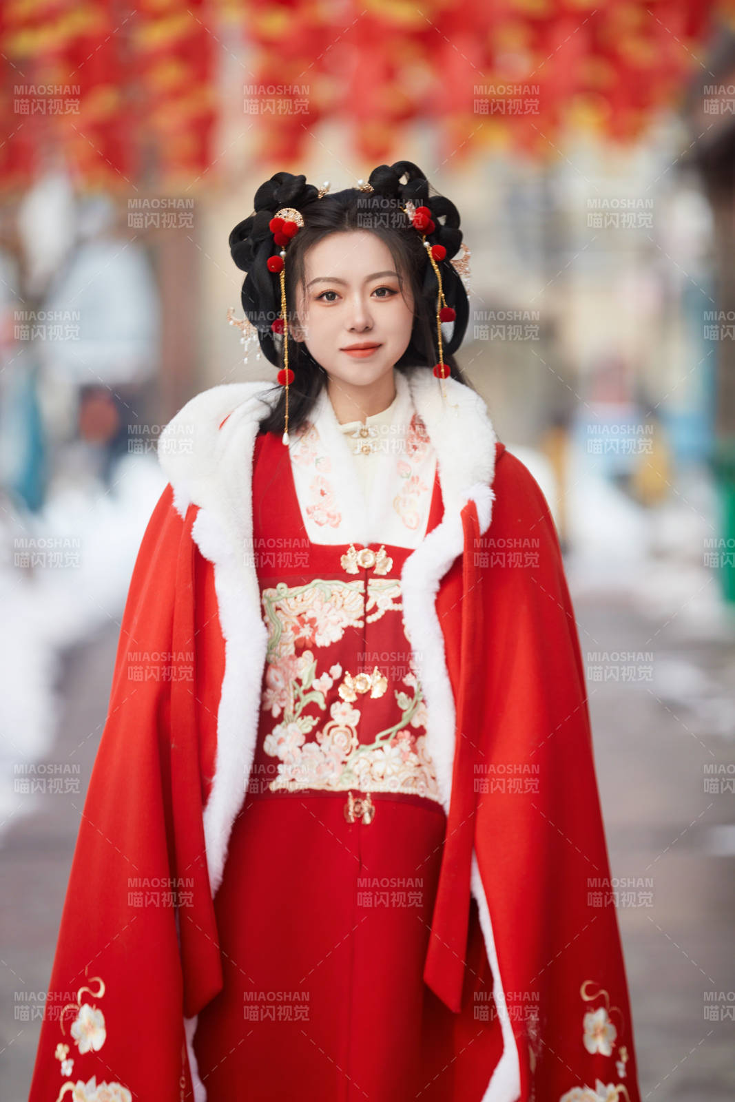 雪天户外身穿中式红色汉服的亚洲少女图片