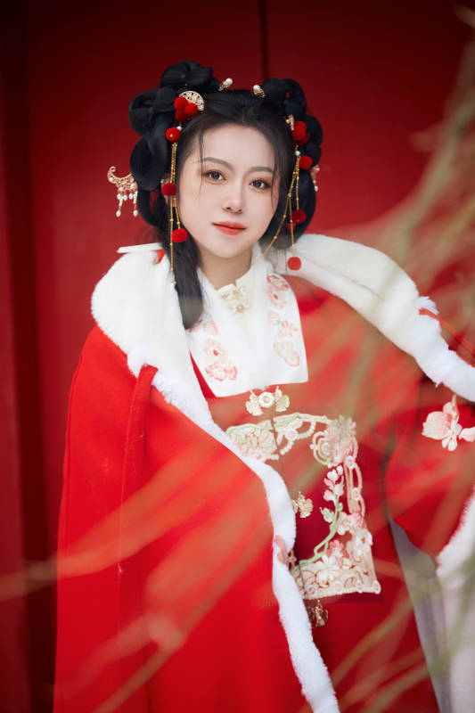 雪天户外身穿中式红色汉服的亚洲少女图片