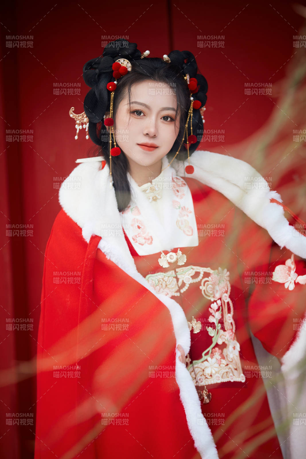 雪天户外身穿中式红色汉服的亚洲少女图片