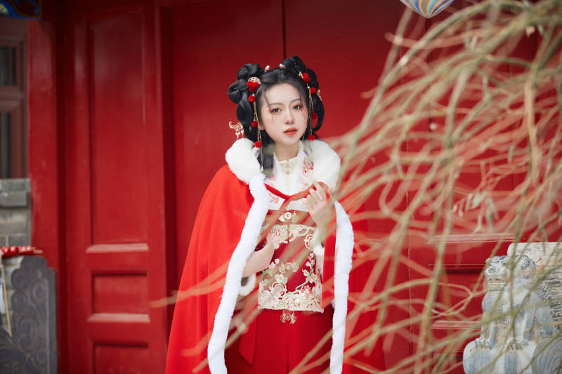 雪天户外身穿中式红色汉服的亚洲少女图片