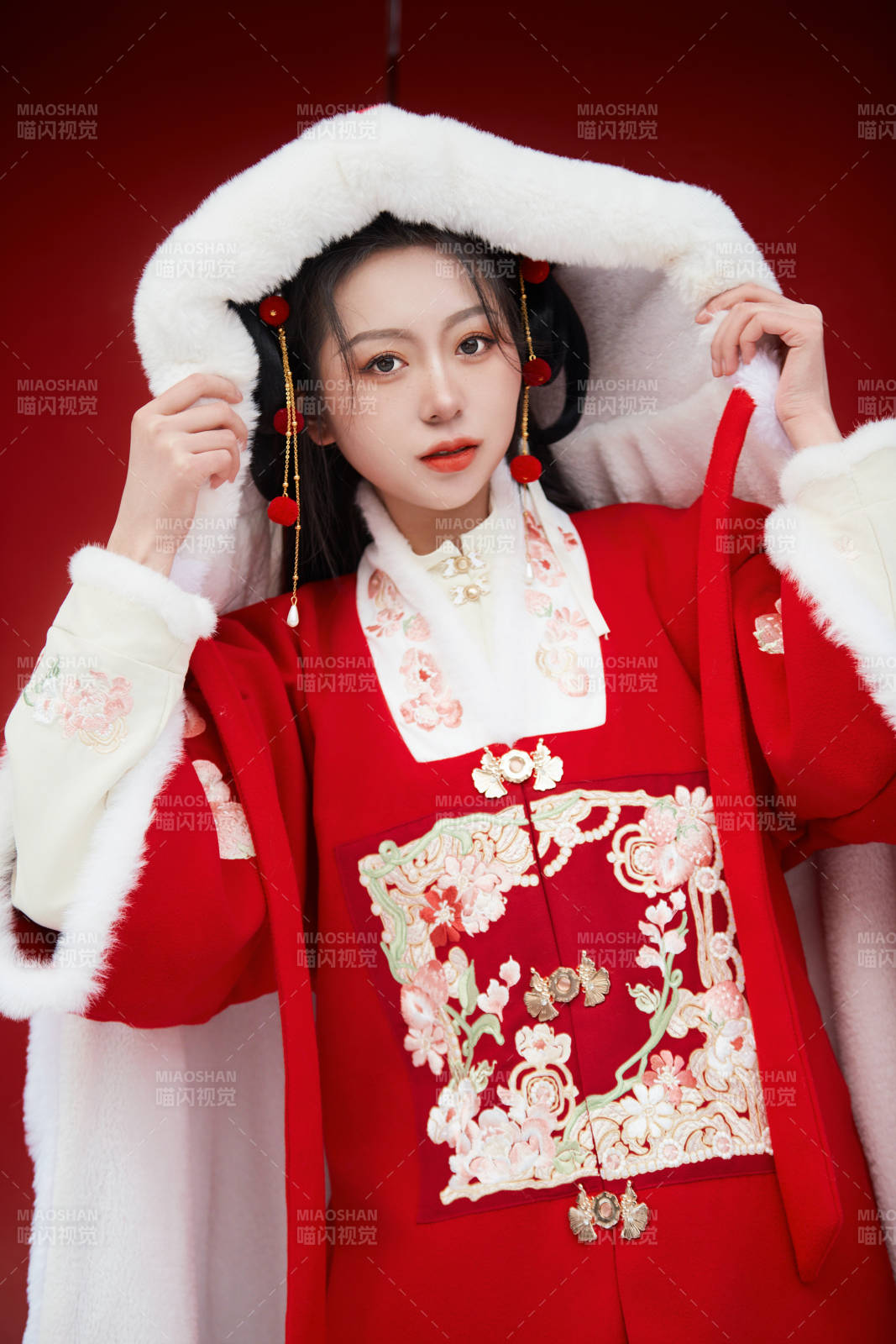 雪天户外身穿中式红色汉服的亚洲少女图片