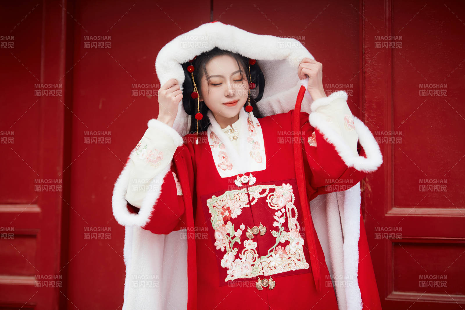 雪天户外身穿中式红色汉服的亚洲少女图片