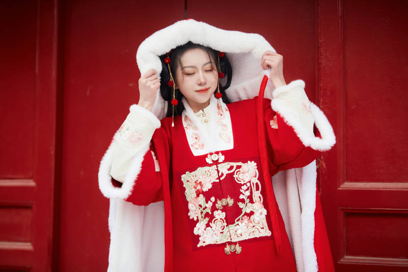 雪天户外身穿中式红色汉服的亚洲少女图片