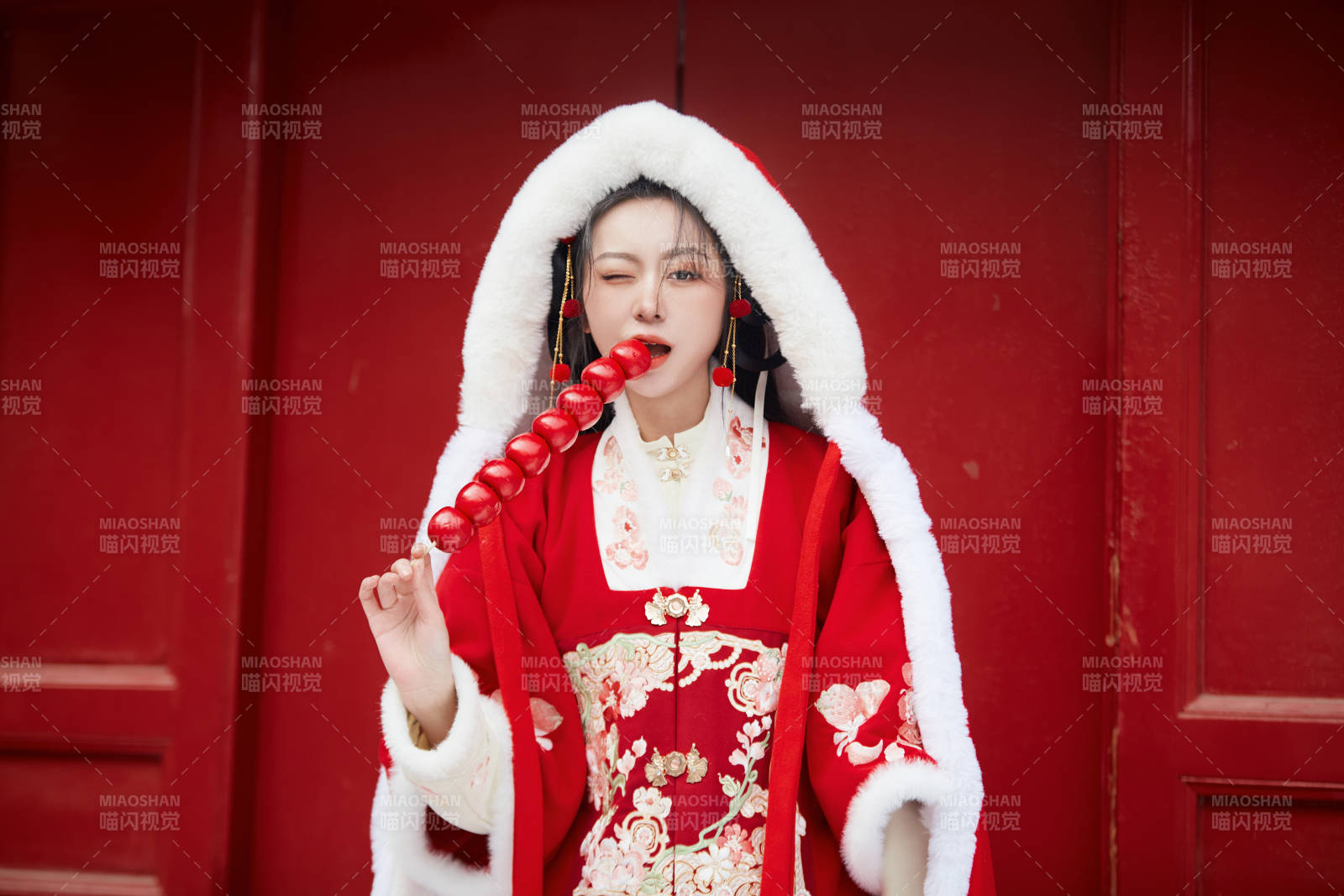 雪天户外身穿中式红色汉服的亚洲少女图片