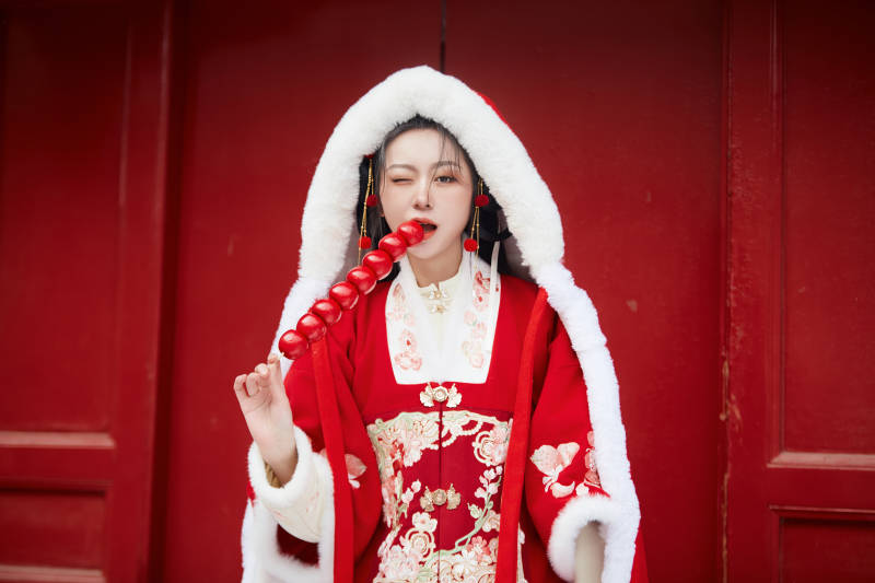 雪天户外身穿中式红色汉服的亚洲少女图片