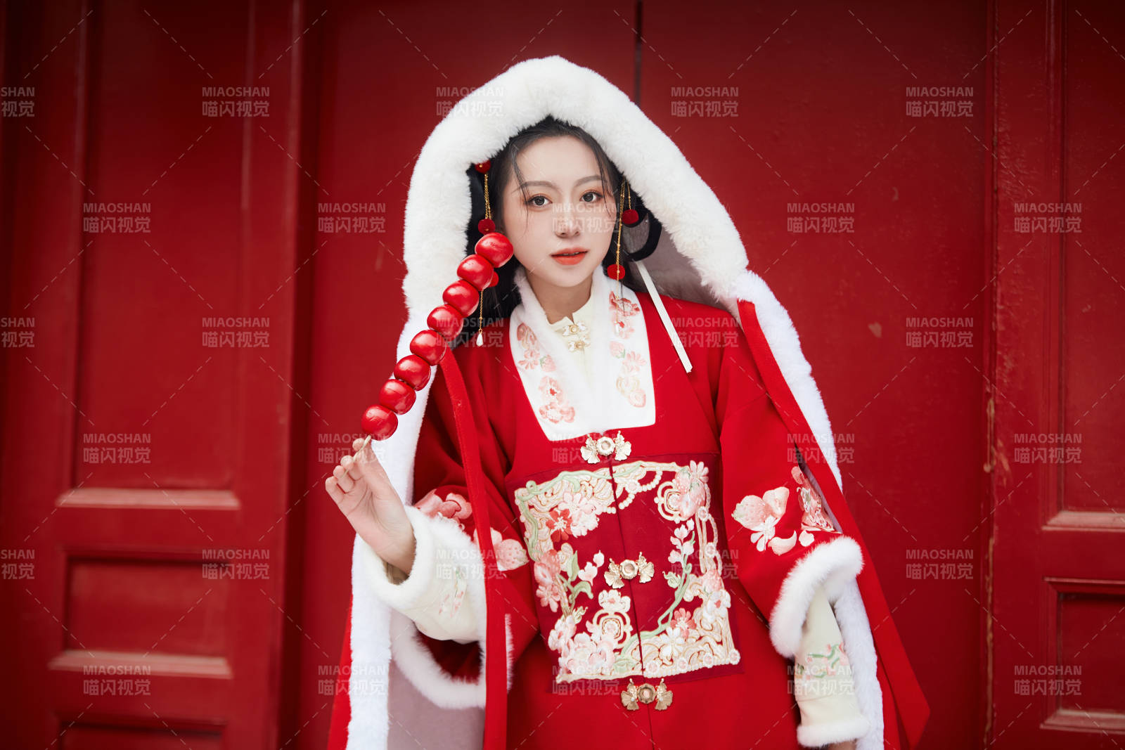 雪天户外身穿中式红色汉服的亚洲少女图片