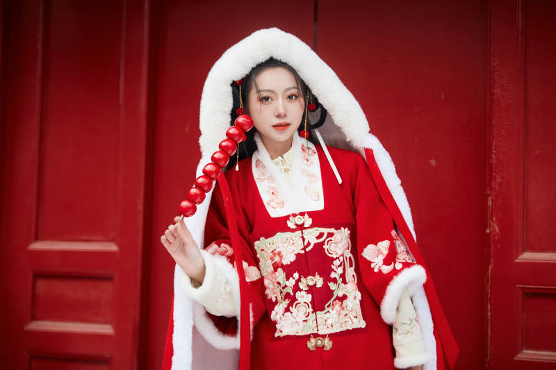 雪天户外身穿中式红色汉服的亚洲少女图片