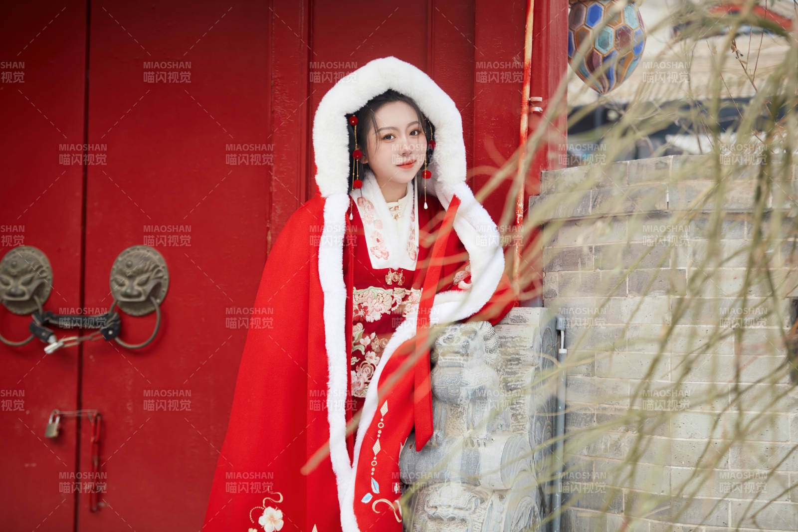 雪天户外身穿中式红色汉服的亚洲少女图片