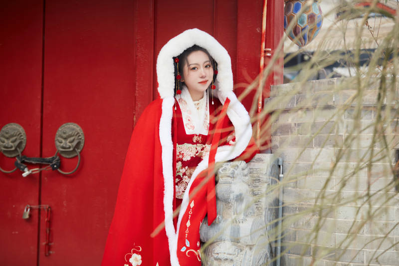 雪天户外身穿中式红色汉服的亚洲少女图片
