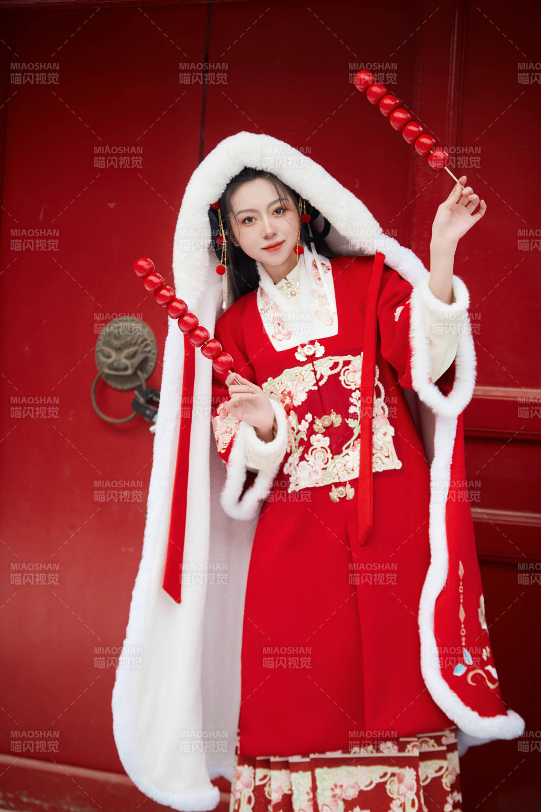 雪天户外身穿中式红色汉服的亚洲少女图片