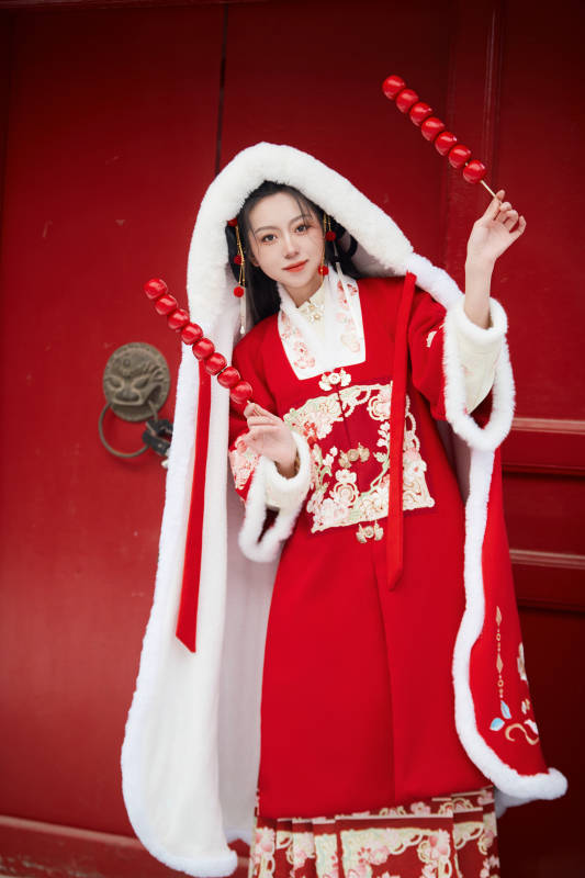 雪天户外身穿中式红色汉服的亚洲少女图片