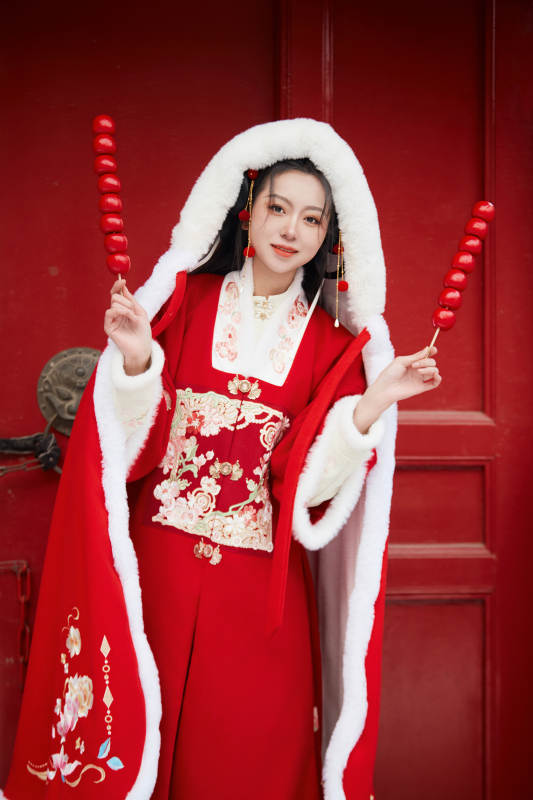 雪天户外身穿中式红色汉服的亚洲少女图片