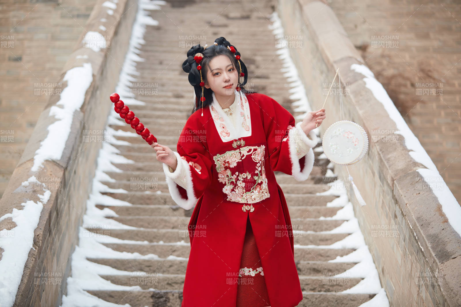 雪天户外身穿中式红色汉服的亚洲少女图片