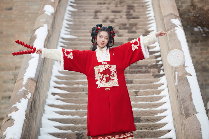 雪天户外身穿中式红色汉服的亚洲少女图片