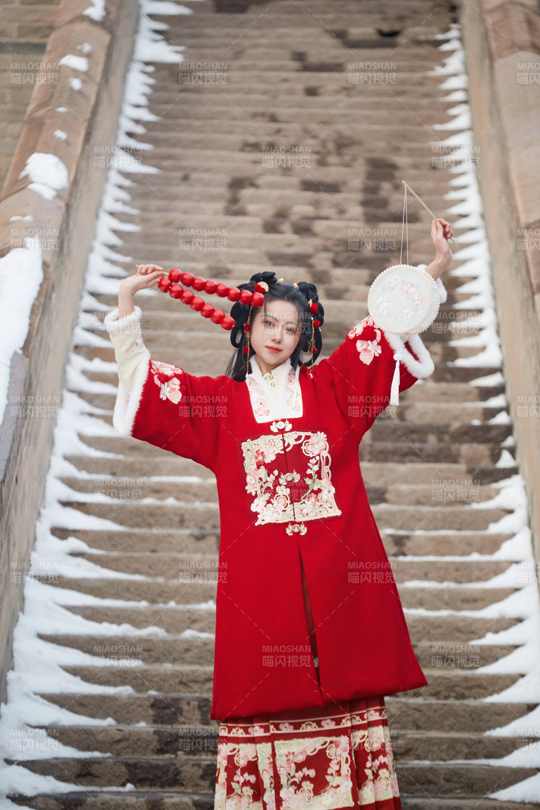 雪天户外身穿中式红色汉服的亚洲少女图片