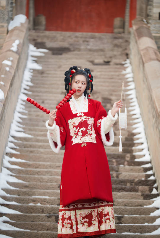 雪天户外身穿中式红色汉服的亚洲少女图片