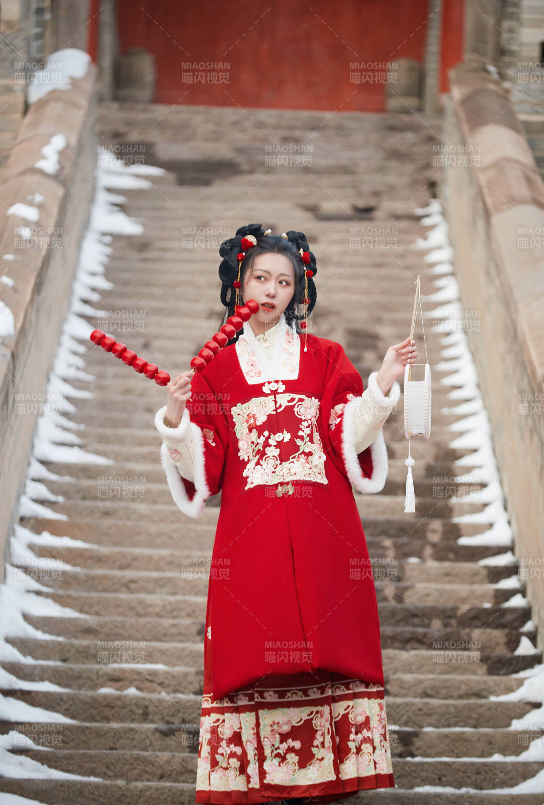雪天户外身穿中式红色汉服的亚洲少女图片