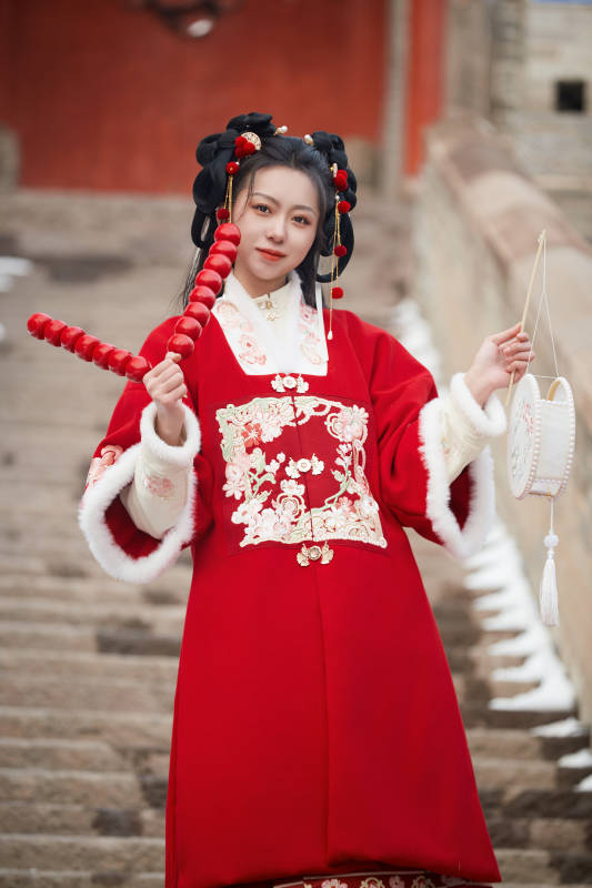 雪天户外身穿中式红色汉服的亚洲少女图片