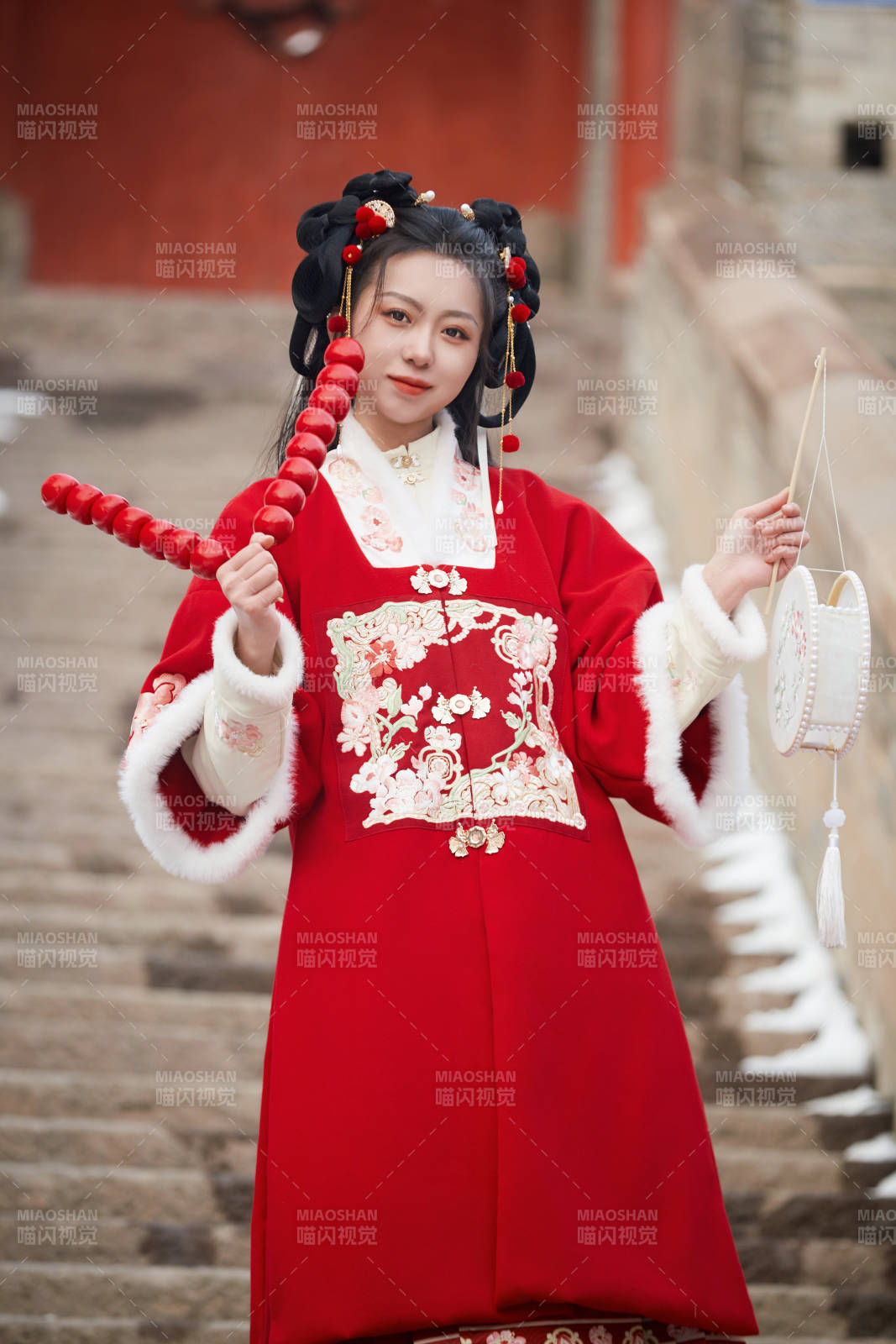 雪天户外身穿中式红色汉服的亚洲少女图片