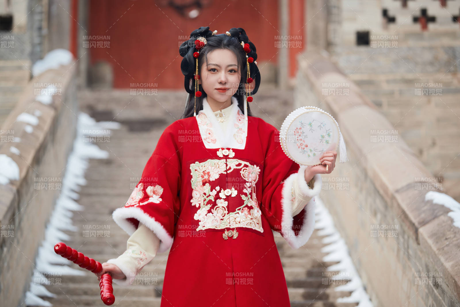 雪天户外身穿中式红色汉服的亚洲少女图片