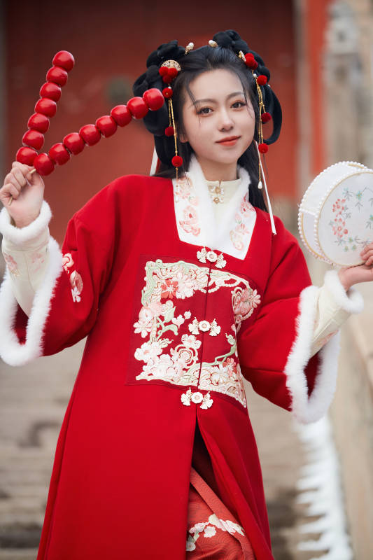 雪天户外身穿中式红色汉服的亚洲少女图片