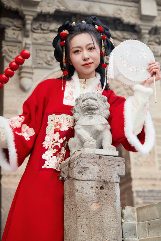 雪天户外身穿中式红色汉服的亚洲少女图片