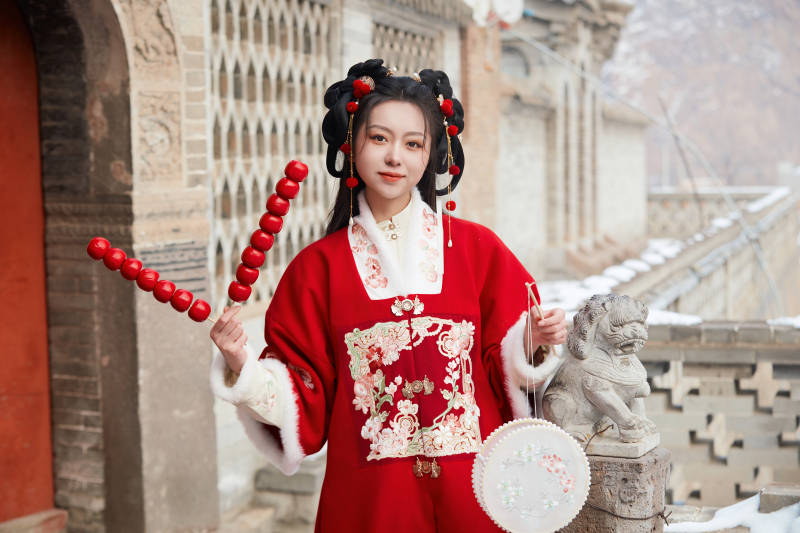 雪天户外身穿中式红色汉服的亚洲少女图片