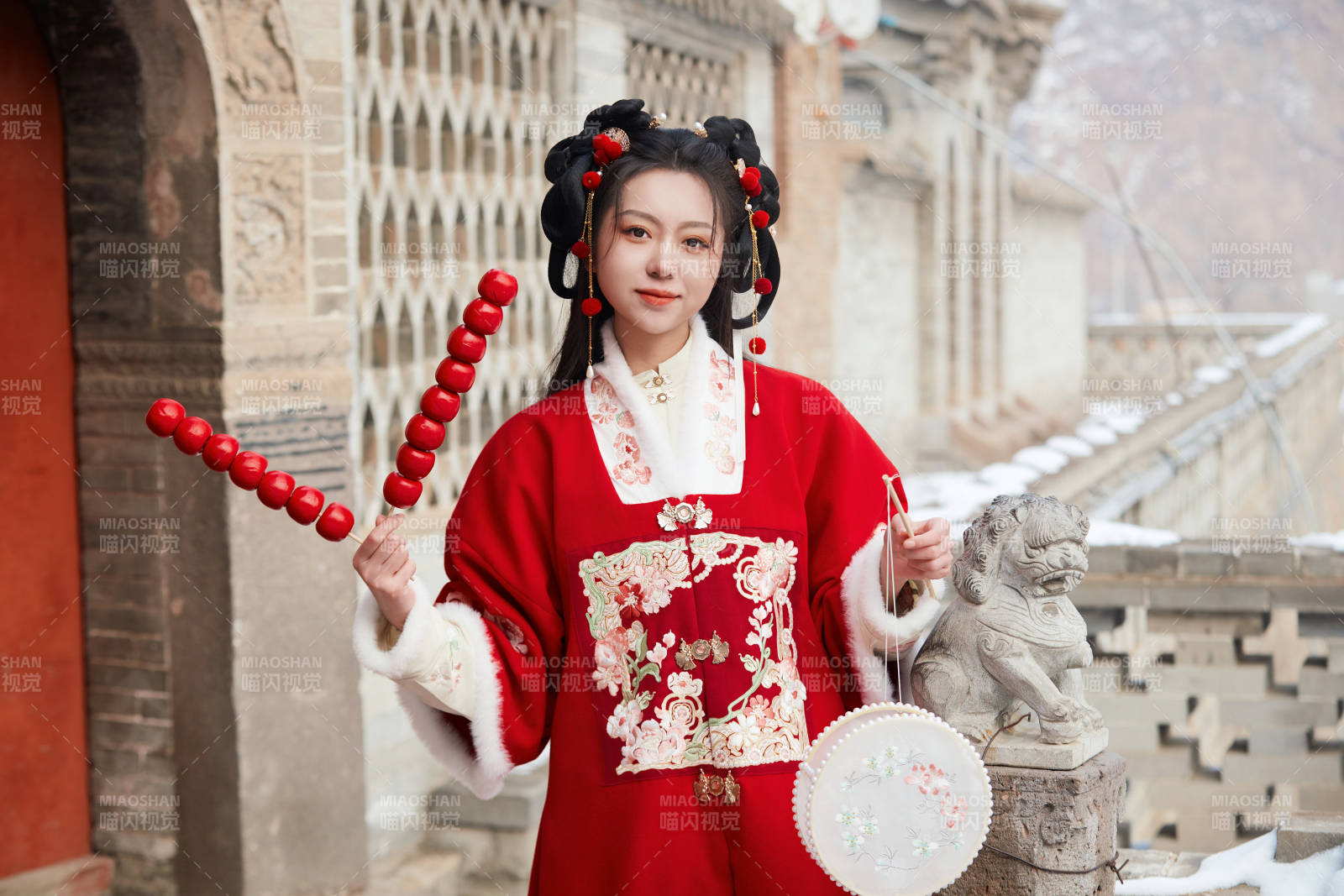 雪天户外身穿中式红色汉服的亚洲少女图片