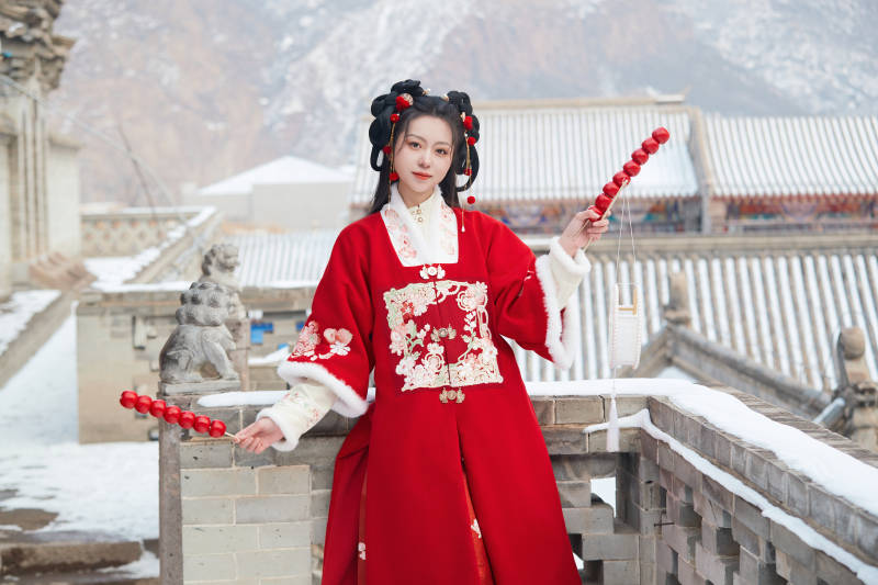 雪天户外身穿中式红色汉服的亚洲少女图片